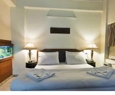 https://imgcld.yatra.com/ytimages/image/upload/t_hotel_yatra_city_desktop/v1499833220/Hotel/New Delhi/00009357/Deluxe_Room_piorko_MNsUVw.jpg